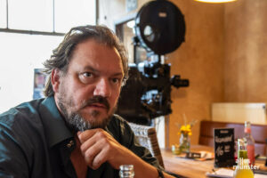 Charly Hübner beim Interview im Schloßtheater. (Foto: Thomas Hölscher)