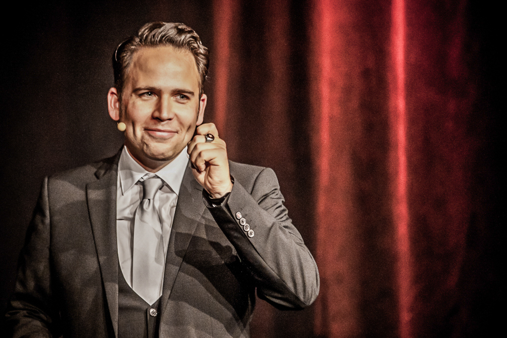 Christoph Tiemann moderiert eine große Benefiz-Gala. (Foto: PR)