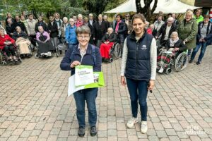 Schwester Susanne Kamperdick, Generalassistentin und Formationsleiterin der Clemensschwestern (li.), und Allwetterzoo-Kuratorin Miriam Göbel. (Foto: Thomas Hölscher)