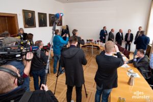 Der städtische Corona-Krisenstab nach einer der ersten Sitzungen bei einer Pressekonferenz. (Archivbild: Michael Bührke)