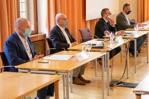 (v.l.) Thomas Reisener (Sprecher der Stadt Münster), Markus Lewe (Oberbürgermeister), Wolfgang Heuer (Leiter des Krisenstabs) und Dr. Norbert Schulze Kalthoff (Leiter des Gesundheitsamts). (Foto: Michael Bührke)