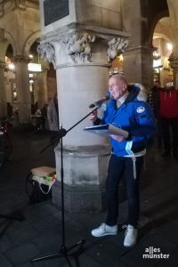 Auch Sharon Fehr, der Vorsitzende der Jüdischen Gemeinde in Münster, hielt auf der Gegendemo eine kurze Rede. (Foto: Redaktion)