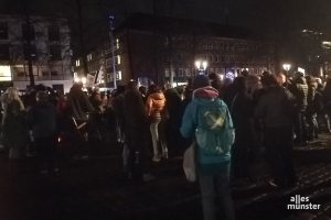 Unter den auf dem Domplatz demonstrierenden Corona-Leugnern trug kaum jemand eine Maske. (Foto: Redaktion)