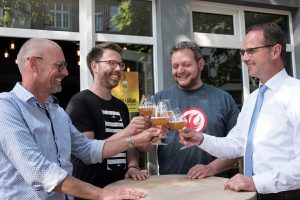 crossborder (v.l.): Peter Schildkamp von der Stadt Enschede, Florian Böckermann von der Finne Brauerei, Rocco Chin von Stanislaus Brewskovitch sowie Christoph Almering, Geschäftsführer der Euregio beim ersten Biertest im Mai (Foto: Julius Brockmann)