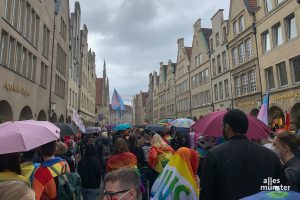 Gelegentliche Regenschauer hielten mehrere hundert Menschen nicht davon ab, mit dem CSD Münster e.V. für die Gleichstellung und Akzeptanz sexueller und geschlechtlicher Vielfalt zu demonstrieren. (Foto: Jasmin Reghat)