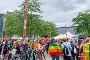 Der CSD Münster endete mit der Abschlusskundgebung auf dem Hafenplatz - und für einen Teilnehmer schwerstverletzt im Krankenhaus. (Foto: Jasmin Reghat)