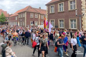 10.000 Menschen gingen in Münster am Samstag beim CSD auf die Straßen. (Foto: Jasmin Reghat)