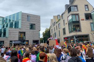 Der Demonstrationszug in der Innenstadt. Die vorgesehene Kundgebung an der Stubengasse konnte nicht abgehalten werden - es war zu voll. (Foto: Jasmin Reghat)