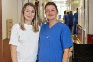 Ekaterina Berger (l.) und Eugenia Bozer (r.) auf der kinderneurologischen Frührehabilitation des Clemenshospitals. (Foto: Clemenshospital)