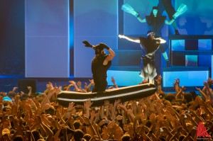 Crowdsurfing mit dem tiefschwarzen Gummiboot. (Foto: th)