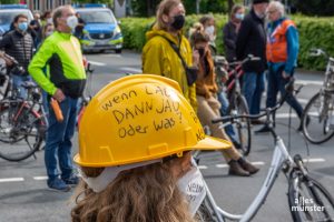 Viele Teilnehmer der Demo befürchten, dass Verwaltung und Parteien den Flyover unbedingt umsetzen wollen, weil Bund und Land hohe Fördermittel angeboten haben. (Foto: Thomas Hölscher)