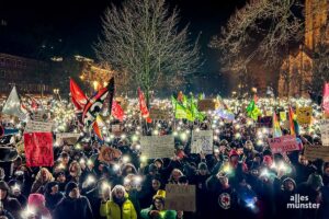 Schätzungsweise über 20.000 Menschen kamen auf dem Domplatz zusammen. (Foto: Thomas Hölscher)