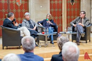 Diskutierten im Rathausfestsaal (v.l.): Der Nahostkorrespondent Christoph Reuter, die Juristin Seyran Ateş, die WDR-Moderatorin Gisela Steinhauer und der Ethnologe Prof. Thomas Hauschild. (Foto: mb)