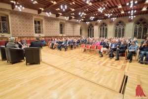 Rund 200 Zuhörer verfolgten gebannt die Podiumsdiskussion. (Foto: mb)