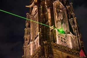 Ein grüner Laserstrahl weist auf die Käfige an St. Lamberti. Die ehemalige Studentin der FH Münster, Lena Sandfort, hat das Projekt ins Leben gerufen. Die Illumination umrahmt die Programmwoche „1648 Dialoge zum Frieden“. Zu sehen ist sie noch bis zum 12. Oktober jeden Abend von 19.30 bis 23.30 Uhr. (Foto: mb)