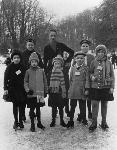 Schlittschuhlaufen auf dem Schlossgraben in Münster um 1922/23: Helge (unten, 2.v.l.) Jochen (oben rechts) und Lissy Domp (unten rechts). (Foto: Sammlung Möllenhoff/ Schlautmann-Overmeyer)