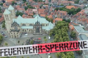 Sollten am Domplatz Blindgänger gefunden werden, müssten für die Entschärfung Teile der Innenstadt gesperrt werden. (Foto: dronesphotography / Bildmontage)