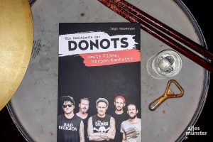 Optimale Proberaumlektüre: Die Geschichte der Donots. (Foto: Michael Wietholt)