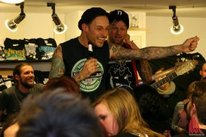 Bierchen, Freunde, und ein Akustik-Set, sichtlich gut gelaunte Donots bei Green Hell Records. (Foto: mw)