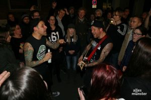 Sessions an ungewohnten Orten: Hier spielen die Donots vor dem Plattenladen Green Hell in der Innenstadt. (Foto: Michael Wietholt)