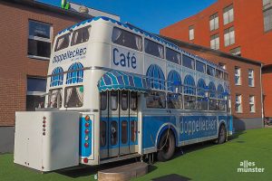 Das Verwaltungsgericht Münster verfügte das Aus für den "Doppellecker"-Bus im Hafen, aber der Betreiber will das so nicht hinnehmen. (Foto: Tessa-Viola Kloep)