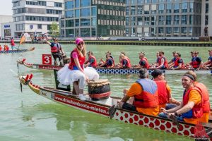 Ob Wikinger oder Prinzessin: Die Teilnehmer des Drachenbootrennens im Hafen waren bei der Wahl der Outfits kreativ. (Foto: Thomas Hölscher)