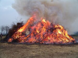 Osterfeuer haben eine lange Tradition. (Symbolbild: Dirk Schumacher / Pixabay)