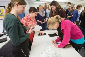 Ohne Unterschrift keine Tablet: Großer Andrang herrschte bei der Ausgabe der 200 Leihgeräte für das Medizinstudium (Foto: FZ/Schirdewahn)