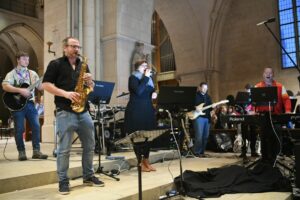 Die effata[!]-Band um Katja Orthues (3.v.l.) und Anselm Thissen (r.) bei der Aussendung des diesjährigen Friedenlichtes im Dom. (Foto: Christian Schnaubelt / DPSG)