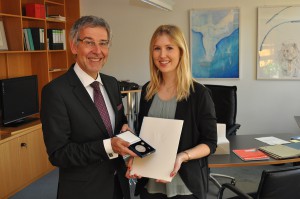 Polizeipräsident Hajo Kuhlisch überreicht die Medaille für Verdienste um die Innere Sicherheit an die Münsteranerin Carolin Stricker. (Foto: POL-MS)