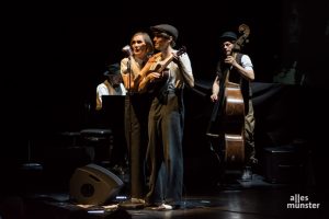 “Schöner Gigolo, armer Gigolo” und viele weitere Schlager der Zwanziger Jahre präsentierten Robert Nippoldt und das Trio Größenwahn. (Foto: Thomas Hölscher)