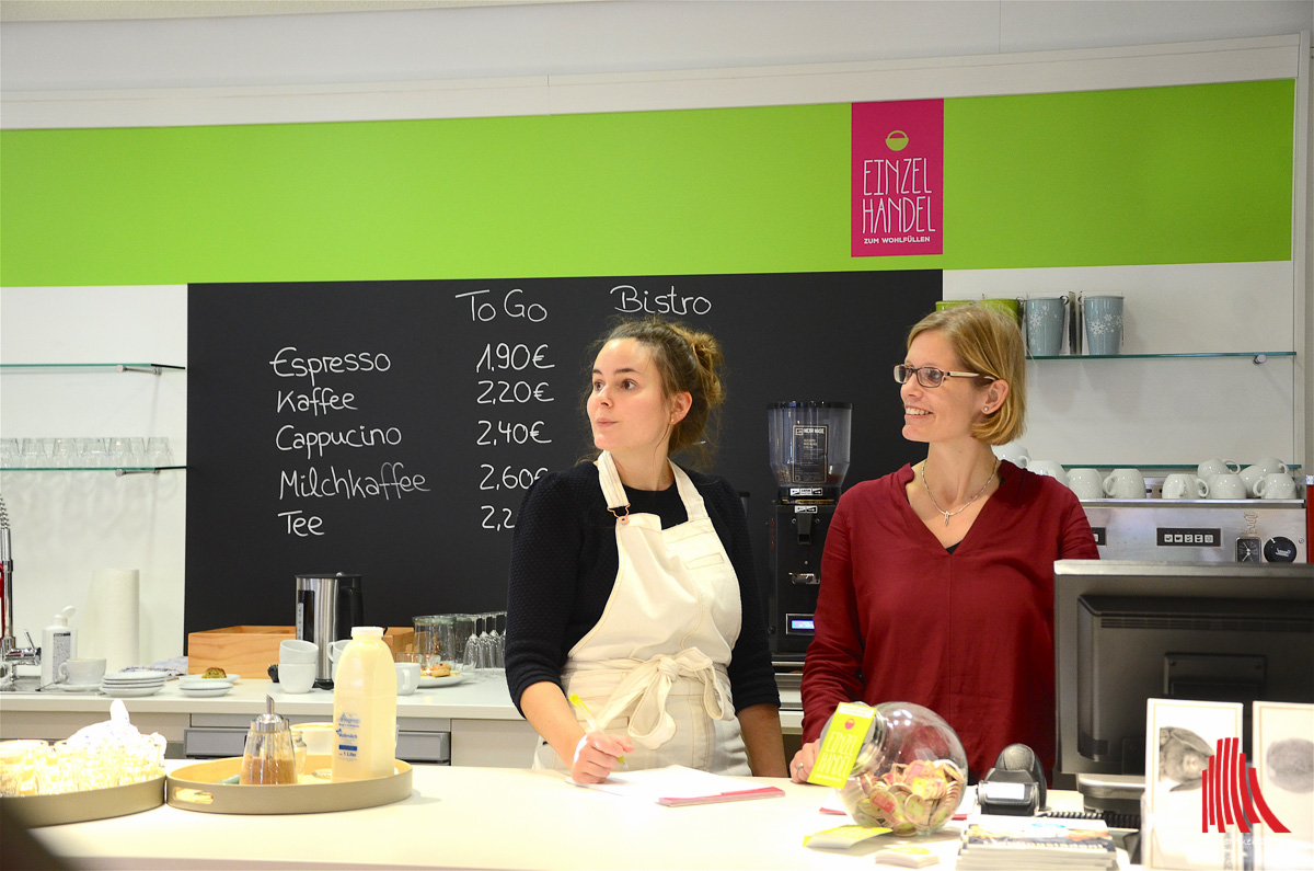 Inhaberin des EINZELHANDEL - ZUM WOHLFÜLLEN Meike Schulzik (re.) mit ihrer Mitarbeiterin Felicitas Esser. (Foto: tk)