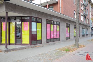 Die bunten Schaufenster der alten Commerzbank in der Hammer Straße machen neugierig auf mehr. (Foto: tk)