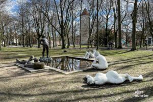 Diese fünf Figuren sollen zukünftig durch menschliche Darsteller ersetzt werden. Interessierte können sich ab sofort im Buddenturm melden, den man hier hinter den Bäumen sieht. (Foto: Thomas Hölscher)