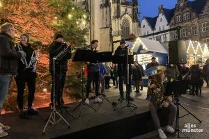 Beim musikalischen Rahmenprogramm des Blechbläserensembles "Galaxy Brass" der WWU wurden am späten Montagnachmittag die Weihnachtsmärkte in Münster offiziell eröffnet. (Foto: Jasmin Reghat)