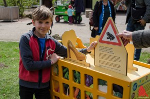 Der „philosophische Einkaufswagen“ führt den Besuchern vor allem ihre Einflussnahme beim Konsum vor Augen. (Foto: th)