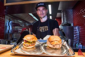 Die ersten Burger in Münster verlassen die offene Küche. (Foto:th)