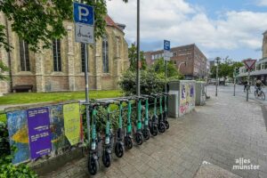 Bald dürfen die im sogenannten „Free-Floating-System“ ausgeliehenen E-Scooter in der Innenstadt bei Fahrtende nur noch an solchen ausgewiesenen Parkzonen abgestellt werden. (Foto: Thomas Hölscher)