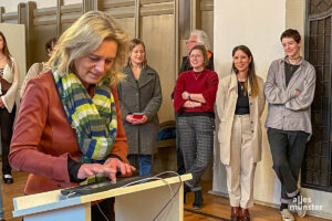 Kulturamtsleiterin Frauke Schnell am Steuerungsgerät. Im Hintergrund die teilnehmenden Studentinnen Amanda Herbster, Islah El-Yousfi und Julia Rosin (von rechts nach links). (Foto: Ralf Clausen)