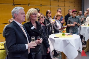 "Ein Prost auf Euch!" Prof. Dr. Wolfgang Hufnagel und Beate Welp-Gerdes verabschieden ihre diesjährigen Absolventen. (Foto: th)