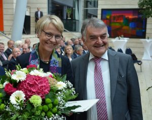 Innenminister Herbert Reul (r.) beglückwünscht Dorothee Feller (l.) zu Ihrem neuem Amt als Regierungspräsidentin (Foto: Bezirksregierung Münster)