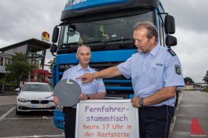 Rudi Koriath und Christoph Becker von der Polizei mit der Metallplatte, die einem Autofahrer zum Verhängnis wurde. (Foto: th) 