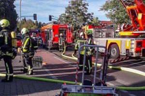 Die Feuerwehr konnte ein Ausbreiten des Feuers auf die angrenzende Tankstelle verhindern. (Foto: privat)