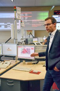 Gerrit Kleinhans, zuständig für den Schutz kritischer Infrastrukturen bei der Feuerwehr Münster, zeigte die NINA-App in Aktion. (Foto: so)