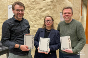 Die Herausgeber Daniel Huhn (li.) und Carsten Happe (re.) präsentieren zusammen mit der Verlegerin Carmen Strzelecki ihr Buch "Andere Blicke – 75 Jahre Filmclub Münster". (Foto: Ralf Clausen)