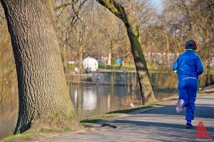 Joggen am Aasee: Gut für die Stimmung, egal für das Gewicht. (Foto: mb)