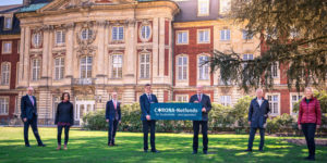 Rektor Prof. Dr. Johannes Wessels (4.v.l.) und Kanzler Matthias Schwarte (3.v.r.) rufen zu Spenden für Studierende in Not auf - gemeinsam mit Vertretern der Stiftung WWU Münster, der Universitätsgesellschaft Münster, des AStA und der Stabsstelle Universitätsförderung. (Foto: WWU - Thomas Mohn)