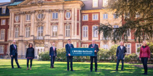 Rektor Prof. Dr. Johannes Wessels (4.v.l.) und Kanzler Matthias Schwarte (3.v.r.) rufen zu Spenden für Studierende in Not auf - gemeinsam mit Vertretern der Stiftung WWU Münster, der Universitätsgesellschaft Münster, des AStA und der Stabsstelle Universitätsförderung. (Foto: WWU - Thomas Mohn)