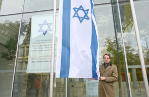 Hisst erneut eine Israel-Fahne am Dienstgebäude am Domplatz: Regierungspräsident Andreas Bothe. (Foto: Bezirksregierung Münster)