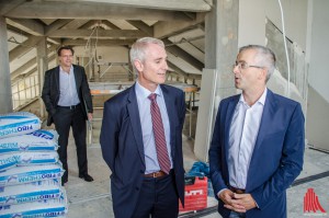 (v.l.:) Martin Schuster und Dr. Hennig Müller-Tengelmann (Stadtwerke) überzeugen sich gemeinsam mit Jens Kallfelz ("KopfKunst") vom Stand der Bauarbeiten. (Foto: th)